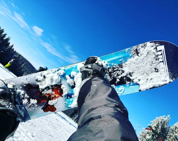 Den Snöiga Snowboarden Persons Fötter — Stockfoto