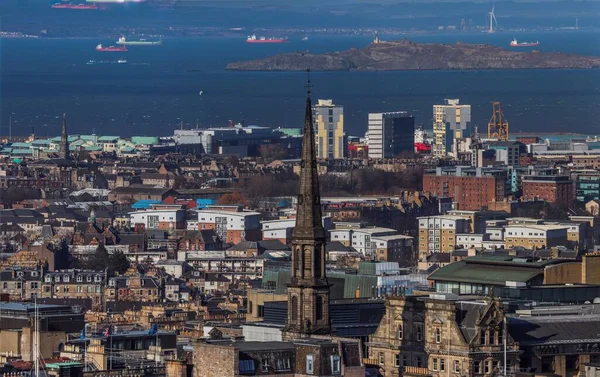 Een Middeleeuwse Toren Het Midden Van Gebouwen Edinburgh Een Zonnige — Stockfoto