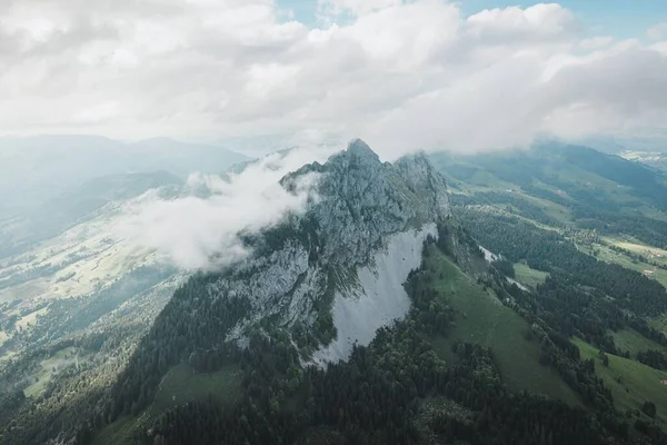 Dron Strzał Nad Górą Pokryty Zielenią Pod Chmurnym Niebem — Zdjęcie stockowe