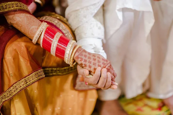 Руки Жениха Невесты Связаны Перед Свадебными Ритуалами — стоковое фото