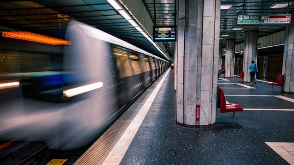罗马尼亚布加勒斯特地铁的长期曝光镜头 — 图库照片