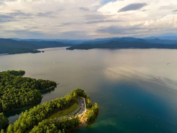 Μια Όμορφη Θέα Drone Της Λίμνης Jocassee Περιβάλλεται Από Δάση — Φωτογραφία Αρχείου