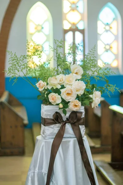 Selektivt Fokus Bryllup Dekorative Hvide Blomster Kirke - Stock-foto