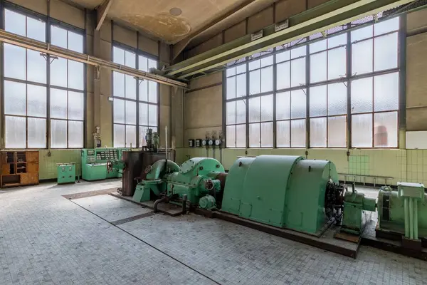 退役发电厂内装有涡轮机的发电机室内部 — 图库照片