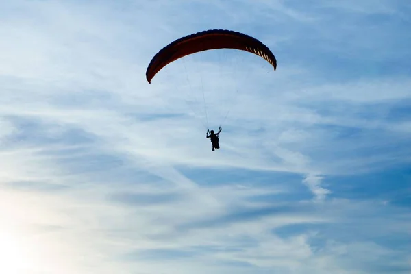 Bulutlu Mavi Bir Gökyüzü Bir Paraglider Silueti — Stok fotoğraf