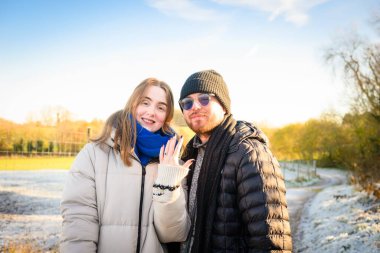 Genç bir çift soğuk bir kış sabahı nişanlarını ilan ediyorlar.