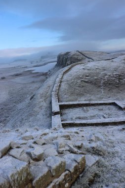 Northumberland Ulusal Parkı 'ndaki Hadrian Duvarı' ndan geriye kalanların yakın çekimi.