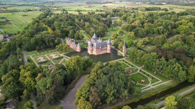 Ön bahçeli De Haar Kalesi 'nin güzel bir manzarası.
