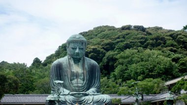Japonya Kamakura 'daki Kotoku-in tapınağındaki Buda heykeli.