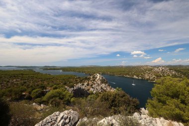 Hırvatistan 'ın Sibenik kenti yakınlarındaki Saint Anthony kanalının yüksek açılı bir kanalı