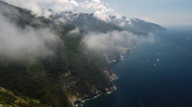 Monterosso al Mare, La Spezia, İtalya 'da mavi bir denizin insansız hava aracı görüntüsü.