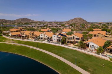 Göl kenarındaki yerleşim bölgesinin kuş bakışı görüntüsü.