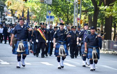 Geleneksel Steuben Günü Geçidi sırasında Beşinci Cadde 'deki bando grubu.