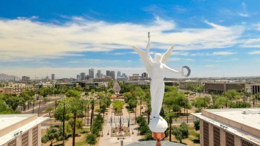 Phoenix 'in havadan görünüşü Arizona' nın başkenti melek heykeli.