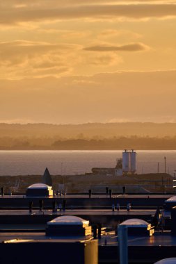 Günbatımında Pegwell Körfezi 'nin dikey görüntüsü.
