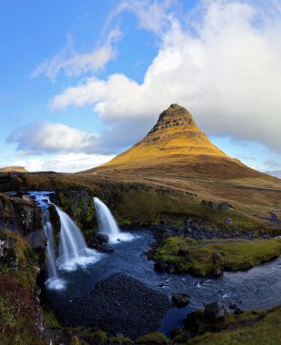 Kirkjufell dağının güzel manzarası. Snaefellsnes, İzlanda.