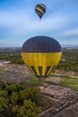 Güneş doğarken sıcak hava balonu gezisi