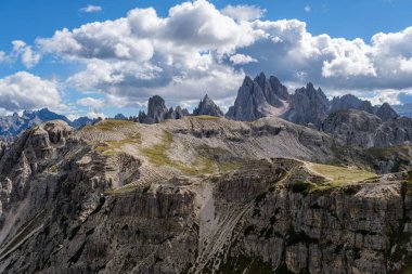 Güney Tyrol, İtalya 'da mavi gökyüzü ve güzel bulutlarla Tre Cime de Lavaredo dağlarının fantastik panoramik manzarası