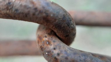 Eski paslı birbirine bağlı zincirlerin yakın çekimi