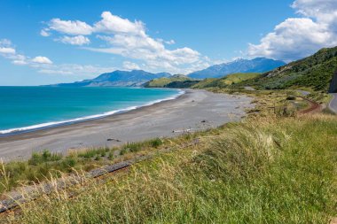 Blenheim, Yeni Zelanda 'da arka planda dağların olduğu güzel bir kıyı manzarası.