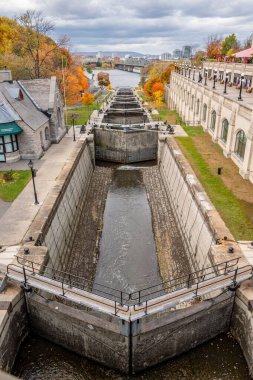 Ottawa, Ontario - 20 Ekim 2022: Güzel bir günde Parliament Hill yakınlarındaki Rideau Kanalı manzarası.