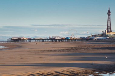 Merkez İskele ve kıyıdaki Blackpool Kulesi 'nin çok güzel bir manzarası var.