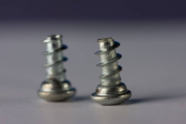 Gri yüzeydeki vidaların yakın çekimi