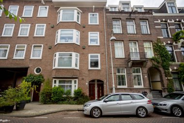 Amsterdam 'ın başkentinde dış görünüşü ve tipik Hollanda tarzıyla konutlar