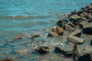 Kayalık kıyı şeridinin yanında güzel bir deniz manzarası