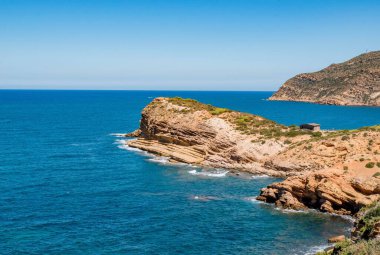 Korbous, Tunus sahillerinde kaya oluşumlarıyla güzel bir deniz manzarası.