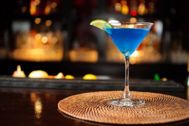 Bar tezgahında nefis, ferahlatıcı mavi bir kokteylin yakın çekimi.