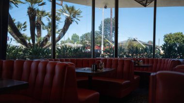 Pann 's Restoran Los Angeles' ın içinde kırmızı kanepeleri olan bir manzara.