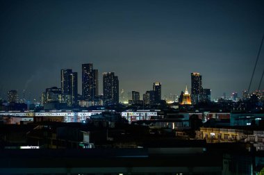 Karanlık gece boyunca modern binaların havadan görünüşü