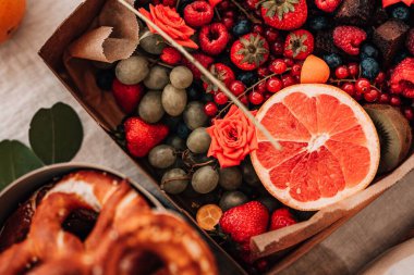 Çeşitli meyvelerle dolu dört kişilik bir masa.