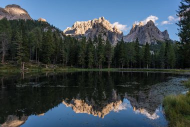 Güney Tyrol, İtalya 'da günbatımında mavi gökyüzü ile Antorno Gölü' nün fantastik panoramik manzarası