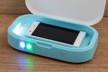 Telefon için UV sterilizatörüne yakın çekim.