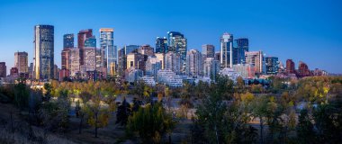 Gündoğumundan önce Calgary Alberta 'nın gökyüzünün panoramik görüntüsü açık bir sonbahar sabahında.