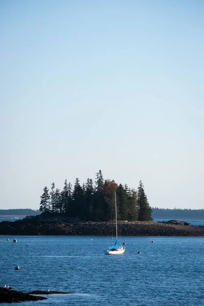 Tiro Vertical Barco Navegando Uma Costa Calma Bar Harbor Maine — Fotografia de Stock