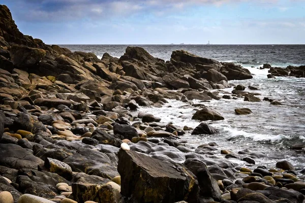 Sahile Vuran Bir Denizin Köpüklü Dalgalarının Manzaralı Görüntüsü — Stok fotoğraf