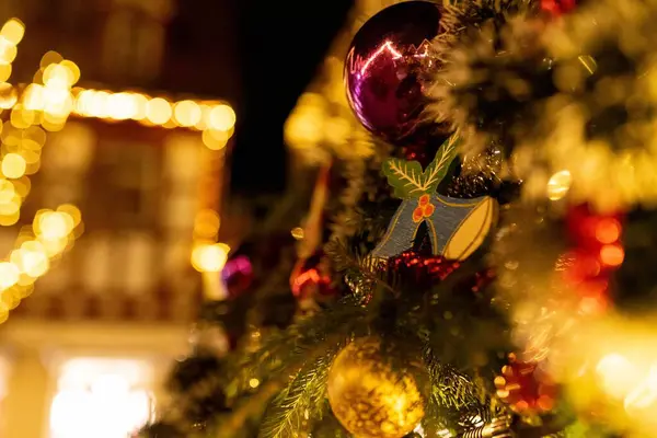 Close Uma Árvore Natal Decorada Com Luzes Natal Brinquedos — Fotografia de Stock