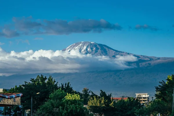 蓝天下Almight Kilimanjaro山景的鸟瞰 — 图库照片