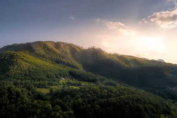 Красивый Вид Холмы Зелеными Деревьями Голубым Небом Восходе Солнца — стоковое фото