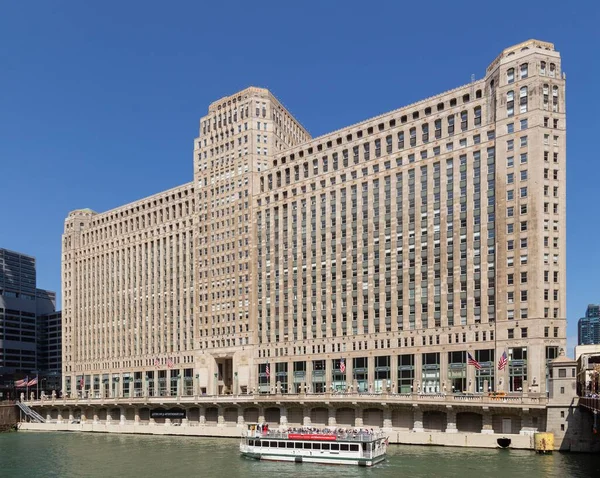 Επιβλητικό Κτίριο Merchandise Mart Που Αντιμετωπίζει Ποταμός Σικάγο Στο Κέντρο — Φωτογραφία Αρχείου