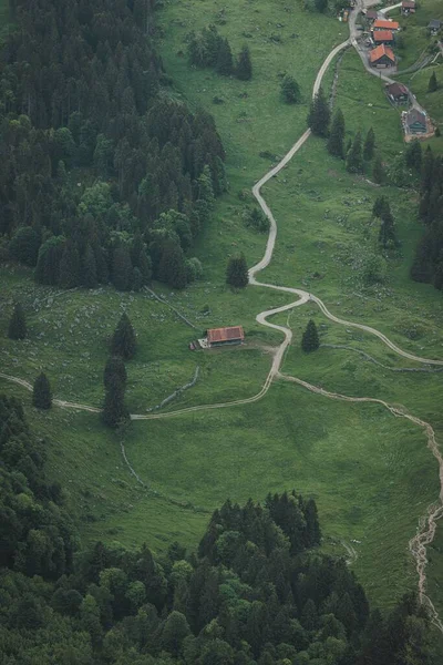 Drone Vertikální Záběr Venkovských Domů Silnice Svahu Hory Zeleně — Stock fotografie