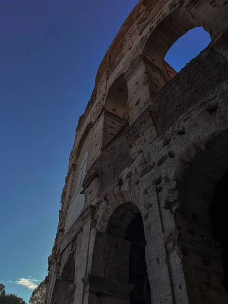 Vertikal Låg Vinkel Skott Del Den Antika Colosseum — Stockfoto