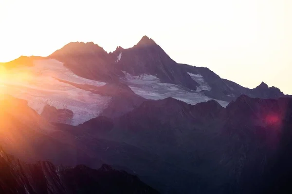 Een Silhouet Van Bergen Tijdens Zonsondergang — Stockfoto