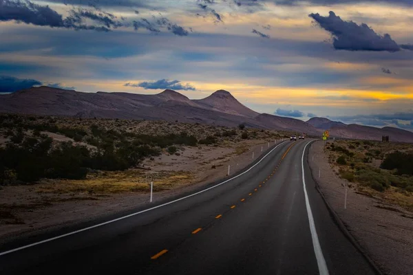 Uma Estrada Que Atravessa Deserto Arizona Com Montanhas Céu Pôr — Fotografia de Stock