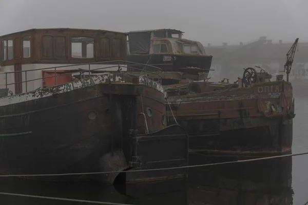 Zwei Alte Hausboote Auf Einem Kanal Straßburg Frankreich Nebel — Stockfoto