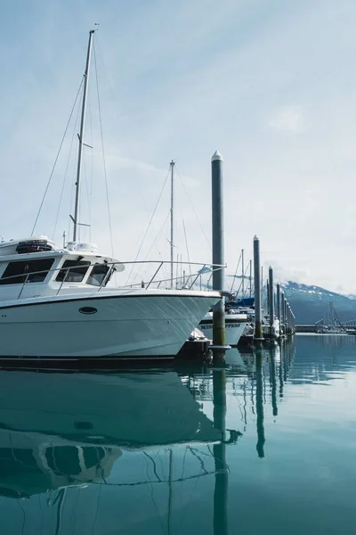 Einem Sonnigen Julitag Legt Ein Segelboot Ruhig Einem Alaskanischen Hafen — Stockfoto