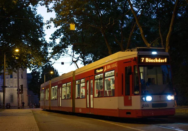 Движущийся Трамвай Вечером Галле Дер Заале Саксония Анхальт Германия — стоковое фото